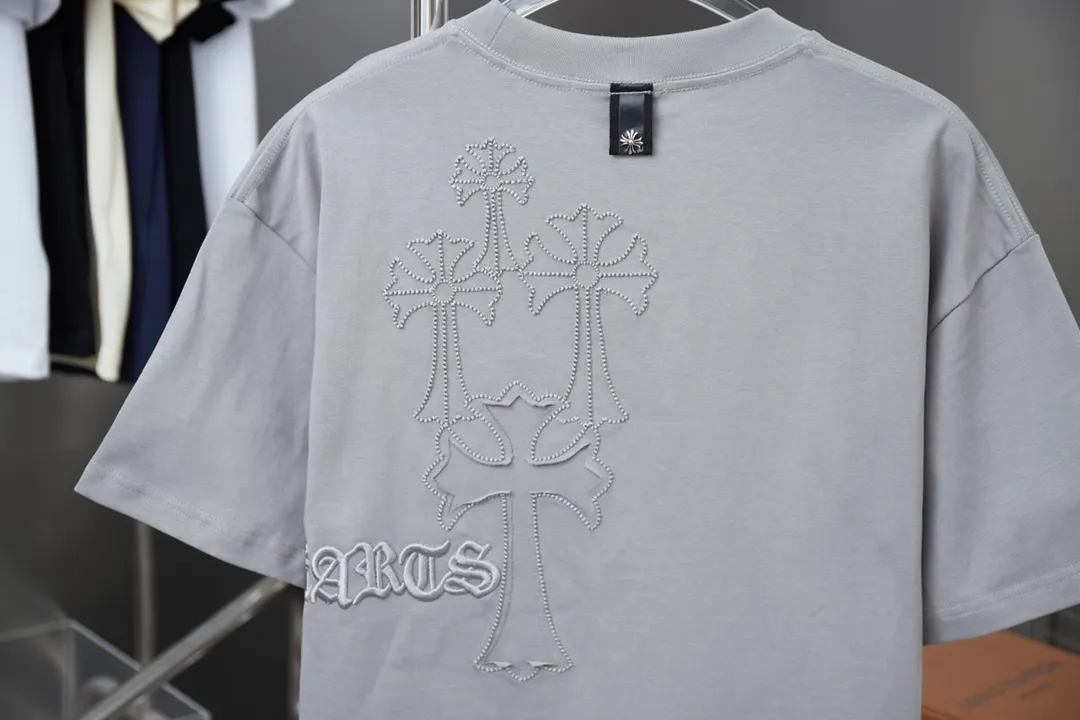 🅿️190 Ch*ome Hearte 25SS early spring new style, appliqué embroidered Crow heart cross short sleeves, light luxury, essential item for daily commuting for men and women, correct version, welcome to compare, detailed features · 320g 100% pure cotton double yarn jersey fabric · Custom dyed in the same vat, special thickened 32 count double strand 1X1 thread · Symmetrical front and rear imported Tajima machine embroidery tatami embroidery ➕ original cloth patch embroidery · Back neck webbing Croxin hardware accessories · Double needle stitching cross-stitching process · Original main mark washed tag brand moisture-proof paper packaging Color: black/white/grey Size: S/M/L/XL
